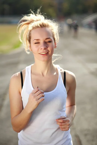 Glad kvinne som jogger, trener utendørs, nærbilde – stockfoto