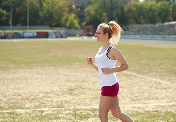 Junge Frau joggt, Trainingslauf im Freien — Stockfoto