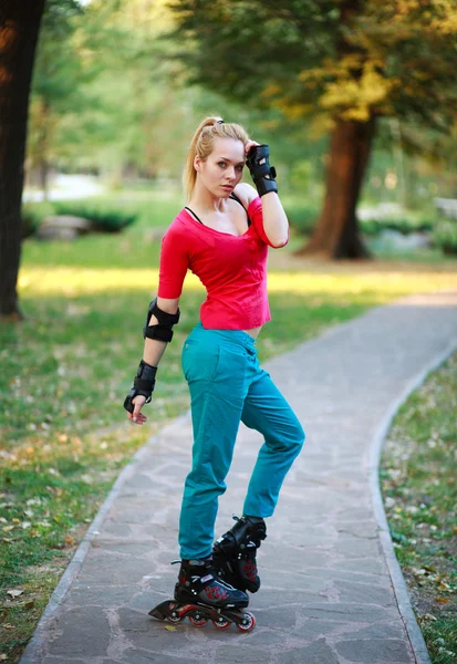 Roller chica deportiva en el parque, actividades de fitness al aire libre mujer — Foto de Stock
