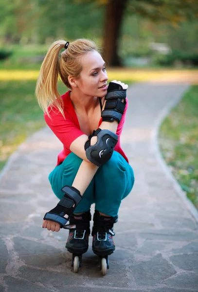 Roller sportieve meisje in park, vrouw buiten fitness-activiteiten — Stockfoto
