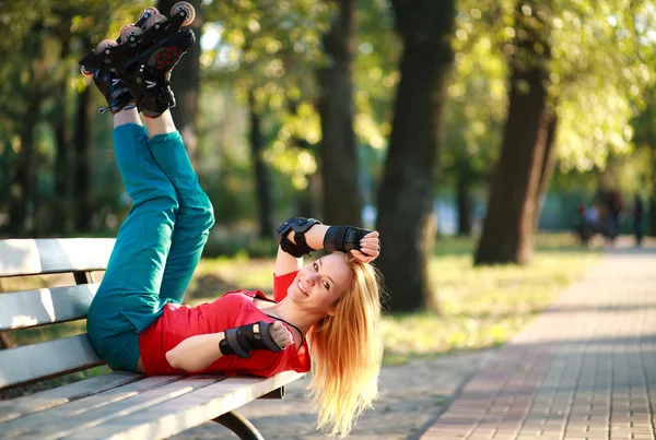 Roller chica deportiva en el parque, actividades de fitness al aire libre mujer —  Fotos de Stock