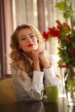 Güzel kadın bir restoran ve rüya gibi bakarak oturuyordu