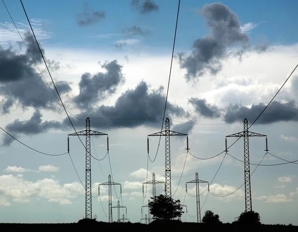 Pilares de eletricidade linha de energia no fundo céu azul — Fotografia de Stock