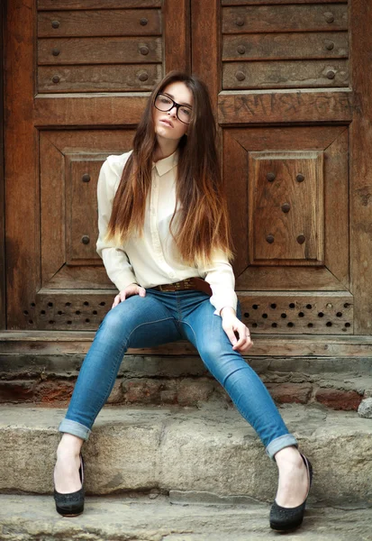 Fashion portrait stylish urban girl posing in old city street — Stock Photo, Image