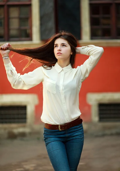 Привлекательная молодая девушка, идущая по улице старого города — стоковое фото