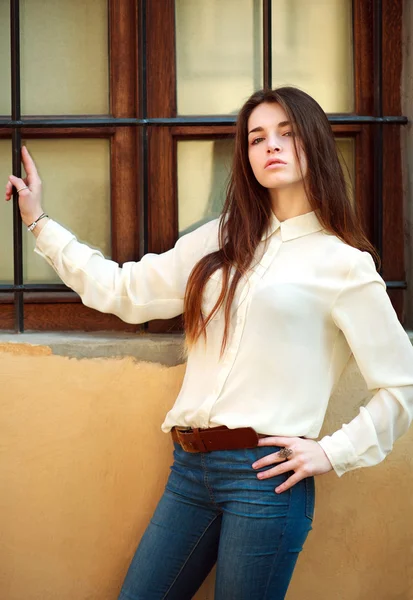 Attractive young girl posing on a city street summer day — Stock Photo, Image