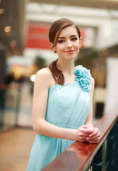 Hermosa mujer joven en un vestido azul largo, en el interior —  Fotos de Stock