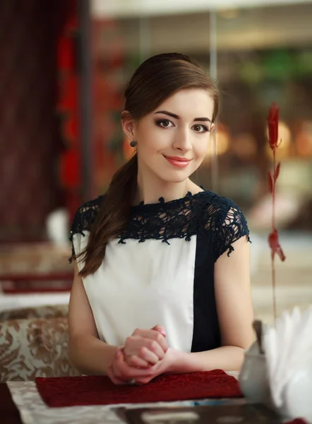 Hermosa joven sola esperando en una mesa en un restaurante — Foto de Stock