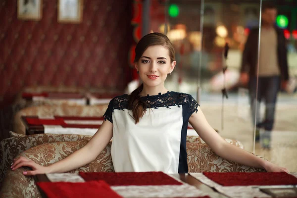 Hermosa joven sola esperando en una mesa en un restaurante —  Fotos de Stock