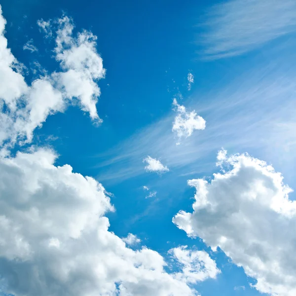 Vackra vita moln i klarblå himmel, renhet av naturen — Stockfoto