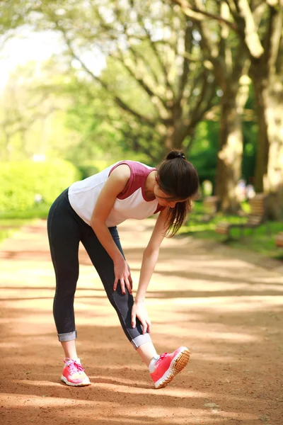 Menina esportiva exercitando ao ar livre no parque de verão — Fotografia de Stock