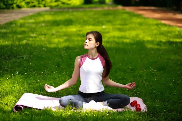 Lepilemur jonge vrouw ontspannen in de zon, het doen van yoga oefeningen — Stockfoto