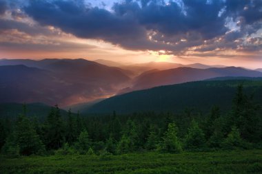 Sabah güneşin doğuşunu gri bulutlar dağ Vadisi ile sabah erken