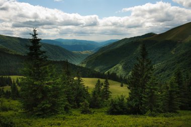 Manzara yeşil dağların mavi gökyüzü arka plan ve beyaz bulut