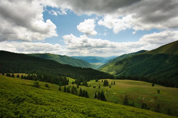 Landschap groene bergen op de achtergrond van de blauwe hemel en witte wolk — Stockfoto