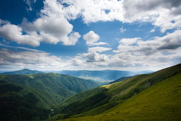 Пейзажні зелені гори на фоні блакитного неба та білої хмари — стокове фото