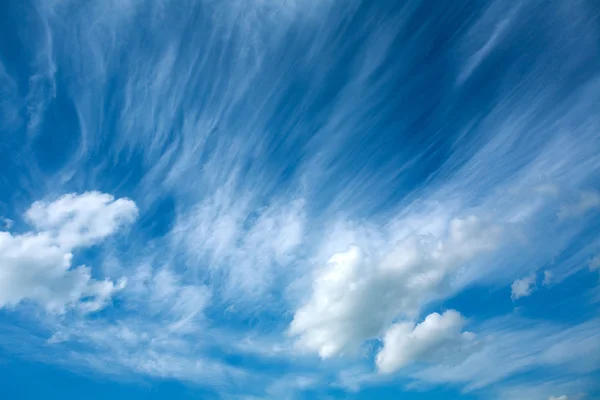 蓝色的天空和洁白的云朵自然背景 — 图库照片