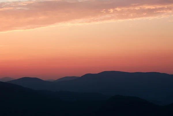 Silhouette of the mountain hills against setting sun — Stock Photo, Image