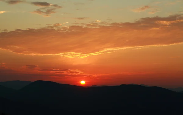 Güneş karşı dağ tepeleri silüeti — Stok fotoğraf