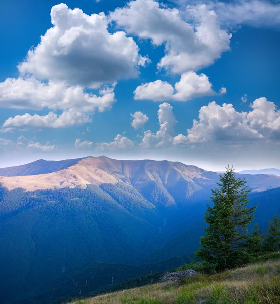 Пейзажный горный хребет на фоне голубого неба — стоковое фото