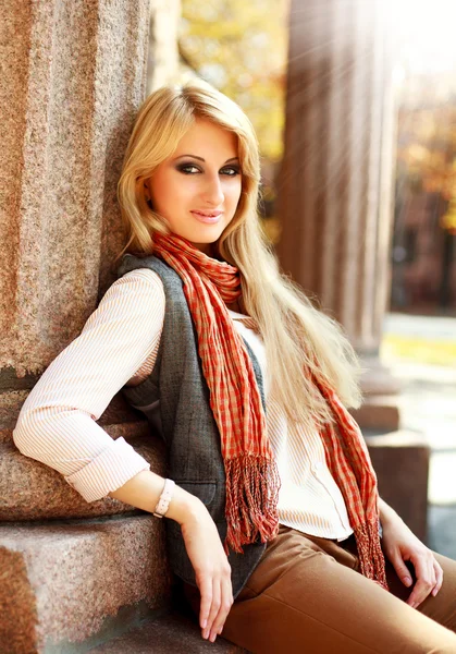 Smiling woman in retro style on a city street in autumn — Stock Photo, Image