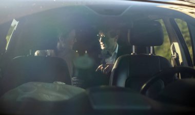 İki çalışanın iş için bir arabada buluşması ve iş görüşmesi.