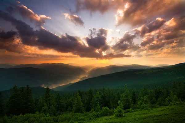 Hermoso amanecer en las montañas, el cielo en el sol — Foto de Stock