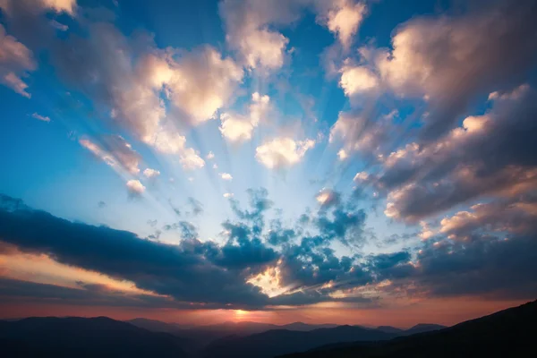 Bulutlu gökyüzü üzerinde Dağların üzerinden muhteşem gündoğumu — Stok fotoğraf