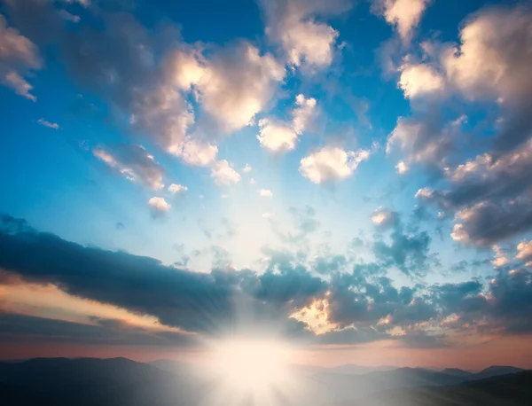 Magnífico amanecer sobre las montañas en el cielo nublado — Foto de Stock