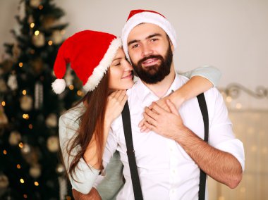 Noel ağacı neşeli iki arka plan üzerinde kırmızı şapka içinde