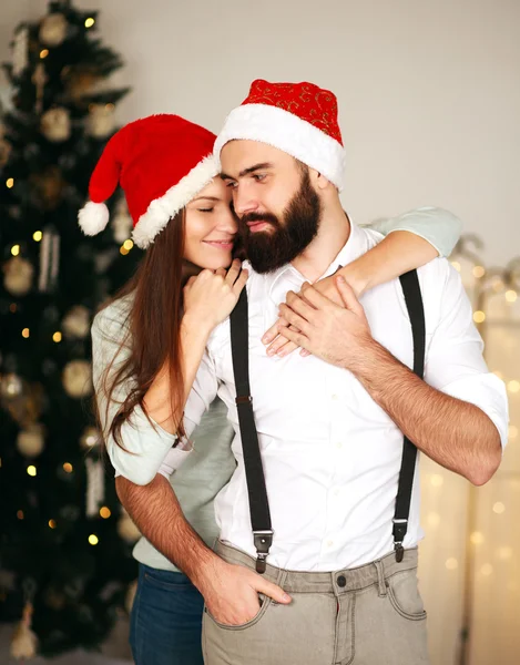 Noel ağacı neşeli iki arka plan üzerinde kırmızı şapka içinde