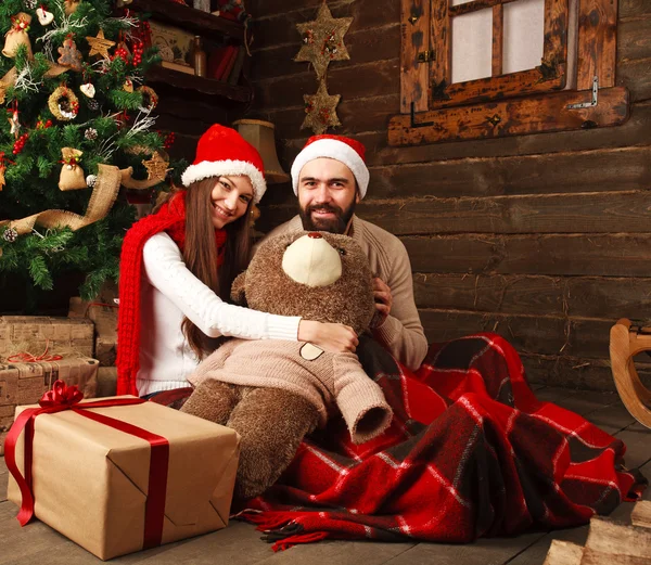 Рождественская пара в деревенском доме играла плюшевую игрушку — стоковое фото