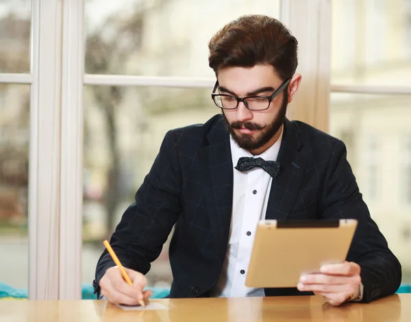 Jonge ondernemer werkzaam in het kantoor met Tablet PC — Stockfoto