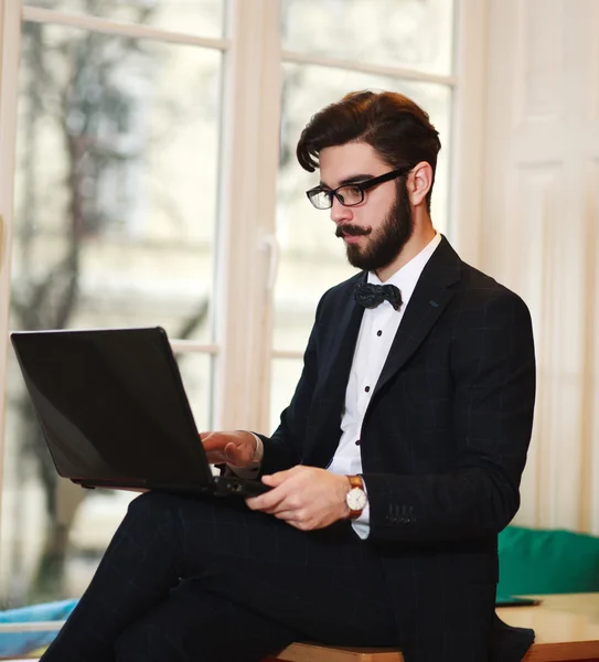 Молодий бізнесмен працює в ноутбуці в офісі — стокове фото