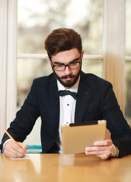Молодий бізнесмен працює в офісі з планшетом — стокове фото