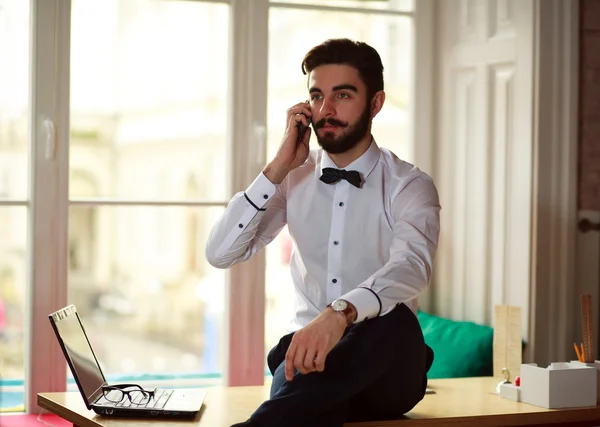 Молодий бізнесмен розмовляє по телефону в офісі — стокове фото