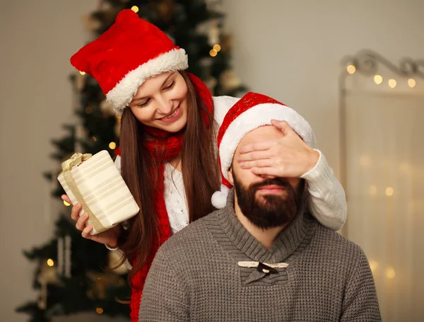 Mutlu kız erkek arkadaşı bir Noel hediyesi verir.