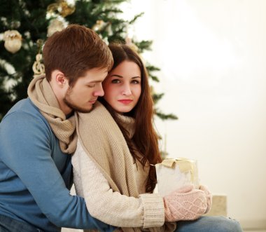 Üzgün kız ile erkek arkadaşı kucaklama bir hediye