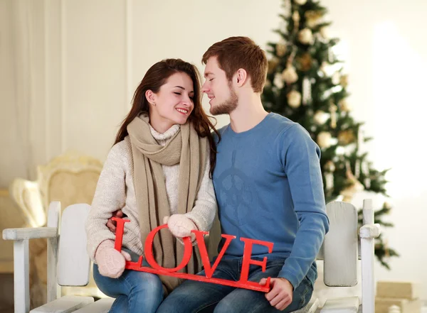 Pareja de invierno enamorada en abrazo en las decoraciones navideñas —  Fotos de Stock