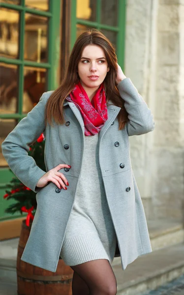 Muchacha de moda atractiva en abrigo en la calle de la ciudad —  Fotos de Stock