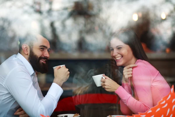 Junges glückliches Paar im Café, Blick durch ein Fenster — Stockfoto