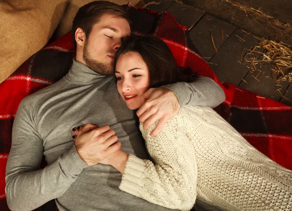 Pasangan jatuh cinta berbaring di pelukan masing-masing — Stok Foto