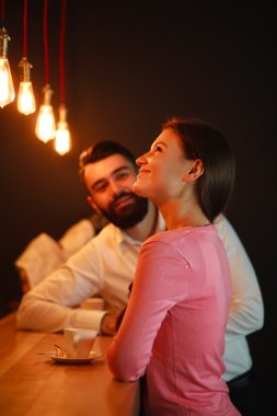 Genç adam barın arkasında bir gece kulübünde kızı ile bir araya geldi