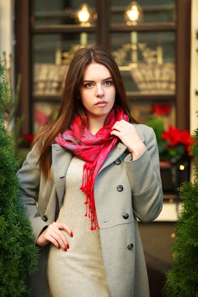 Belle femme en manteau près du restaurant — Photo