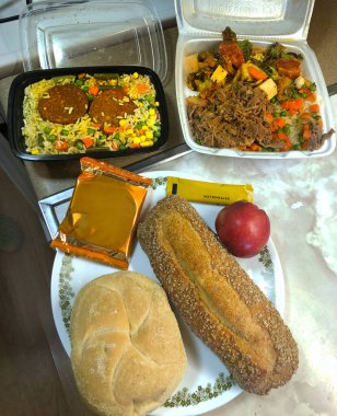 SARS-CoV-2 adlı salgın sırasında New York sokaklarında yaşayanlara bedava yemek dağıtılıyor. ...