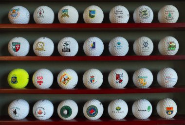 Golf koleksiyonunun bir parçası, kulüp logolu toplar, Royal Krakw Golf & Country Club koleksiyonu, Polonya 19 Kasım 2020 ...