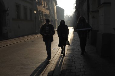 Gölge, eski sokakta parlak bir ışık ...