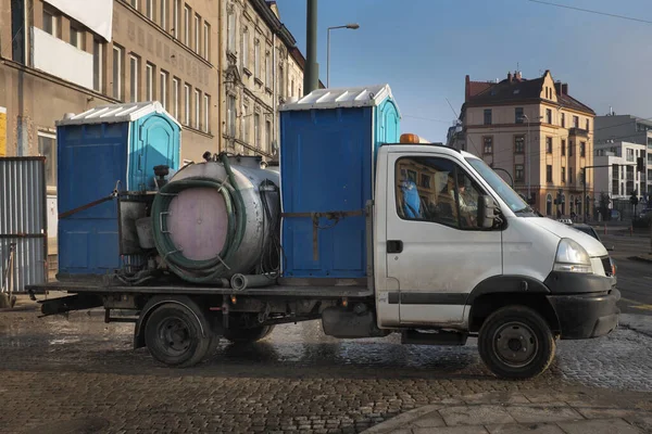 Transport Toilettes Portables Dans Ville — Photo