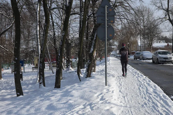 Быстрая Прогулка Снежной Улице — стоковое фото