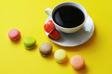 Sade kahve, yoğunlaştırılmış süt kutuları ve Fransız renkli kurabiyeler. ... 